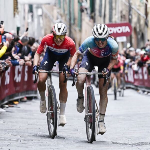 El ciclismo le debe una a Niewiadoma en Strade Bianche