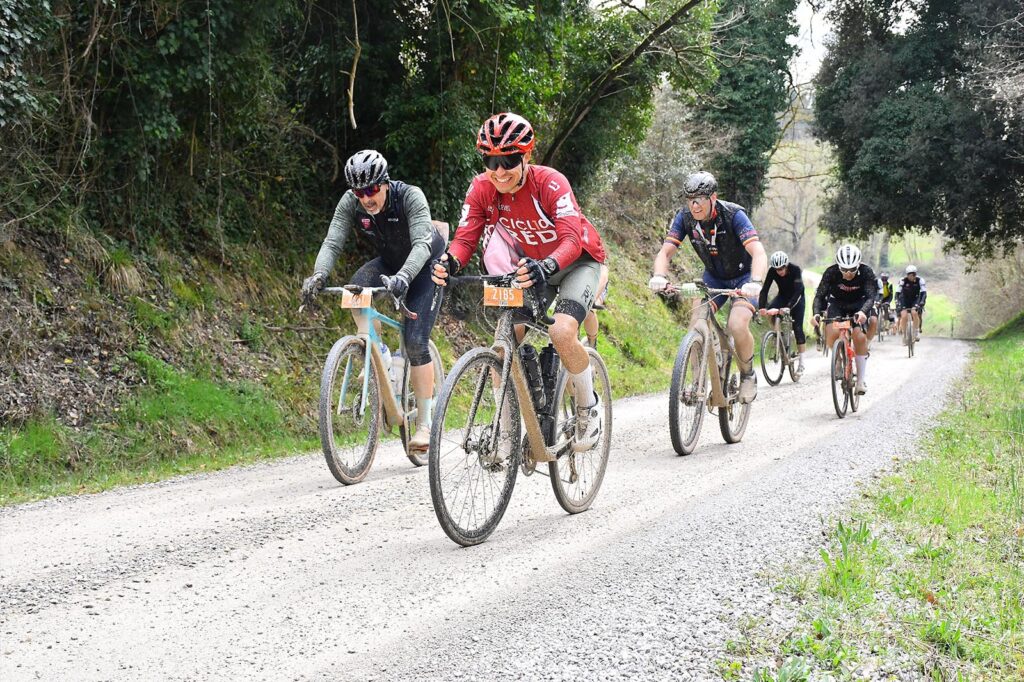 La cicloturista de Strade Bianche entre tramos de Sterrato