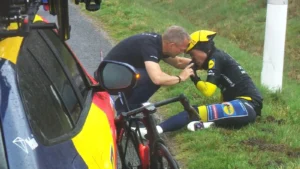 Juan Ayuso caído en Parte médico de los españoles en Paris Nice 2026