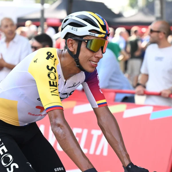 Egan Bernal, su problema de rodilla, se regreso y el Giro en la mente