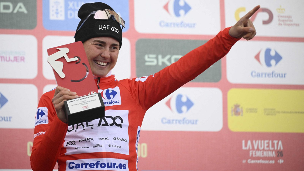 Paula Blasi en el podio de La Vuelta Femenina