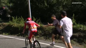 Pogacar saludando a Yates en La Vuelta 26
