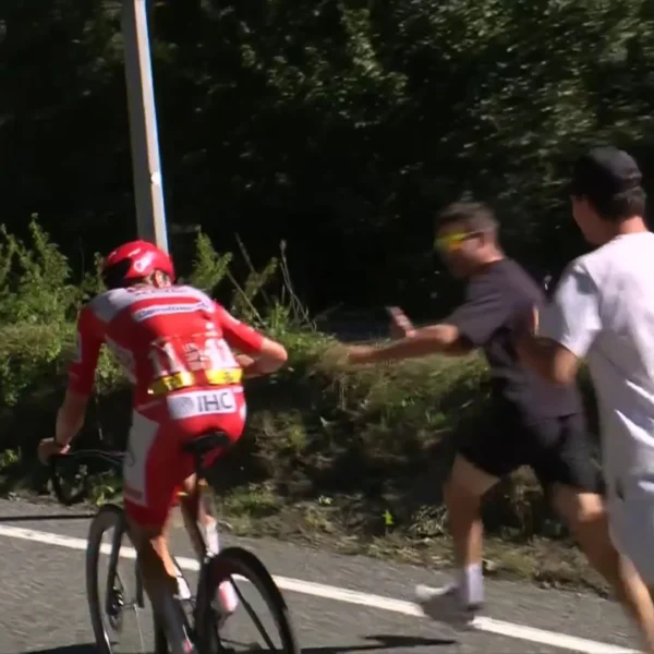 Pogacar saludando a Yates en La Vuelta 26