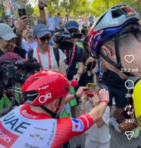 El bonito gesto de Pogačar con el hijo de Van Aert en La Vuelta 26