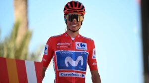 El detalle de ir sobrado de Enric Mas en La Vuelta 26
