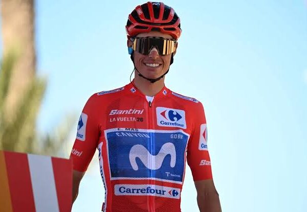 El detalle de ir sobrado de Enric Mas en La Vuelta 26